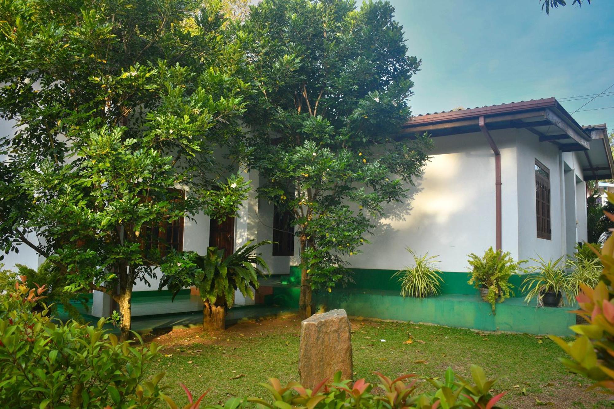 White Eagle Hotel Sigiriya Exteriör bild